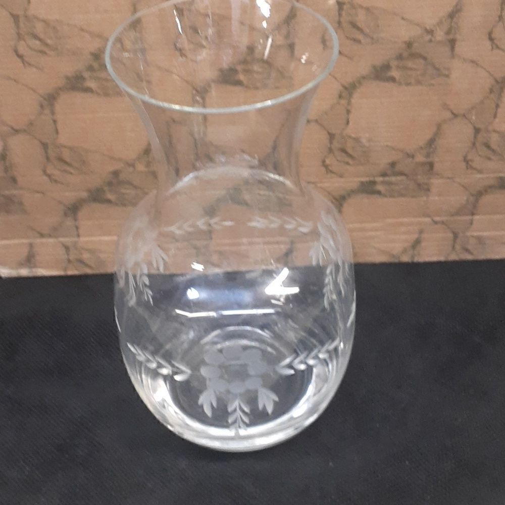 Beautiful clear glass vase with etched daisy & laurel‎ leaf design.